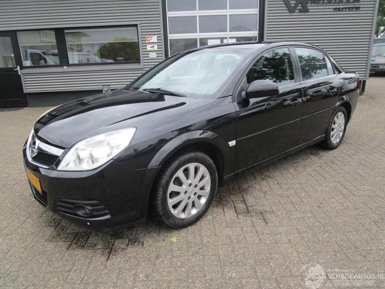 Opel Vectra 2.2-16V Cosmo sedan