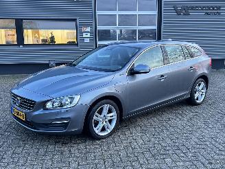 uszkodzony samochody osobowe Volvo V-60 2.4 D5 Twin Engine Lease Hydrid automaat 2016/11