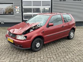 damaged passenger cars Volkswagen Polo 1.6 1999/10