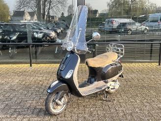Vaurioauto  scooters Vespa  LX 50 4T 2012/9