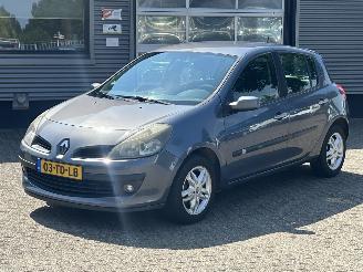 Unfallwagen Renault Clio 1.6-16V Privilège 2006/7