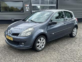 Unfallwagen Renault Clio 1.4-16V Dynamique Comfort 2006/8