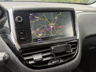 Peugeot 208  picture 7