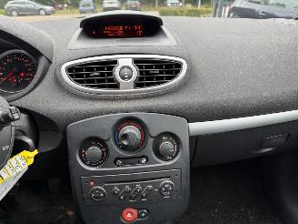 Renault Clio 1.2 TCE Collection  AIRCO Hatchback 3-dr. picture 17
