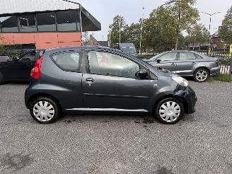 Peugeot 107 1.0-12V XS   AIRCO Hatchback 3-dr. picture 2