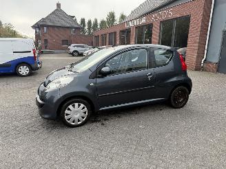 Peugeot 107 1.0-12V XS   AIRCO Hatchback 3-dr. picture 6