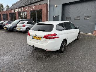 Vaurioauto  passenger cars Peugeot 308 1.2 PureTech Blue Lease 2015/9
