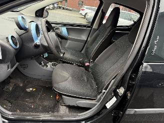 Peugeot 107 1.0-12V Urban Move AIRCO Hatchback 5-dr. picture 18