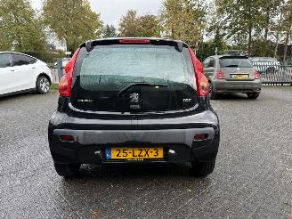 Peugeot 107 1.0-12V Urban Move AIRCO Hatchback 5-dr. picture 3