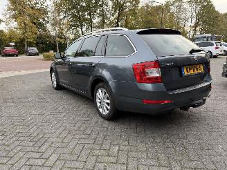 Vaurioauto  passenger cars Skoda Octavia 1.6 TDI Greentech PANORAMADAK  Ambition Business 2016/11