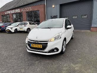 damaged passenger cars Peugeot 208 1.2 PureTech Signature NAVIGATIE 2019/6