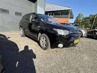 Unfallwagen Mitsubishi Outlander 2.0 PHEV Business Edition 2015/4