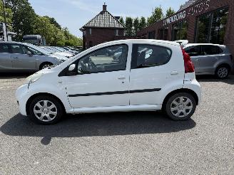 Peugeot 107 1.0-12V XS (Hatchback 5-dr.) picture 2
