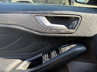 Ford Focus 1.0 EcoBoost Titanium Business picture 22