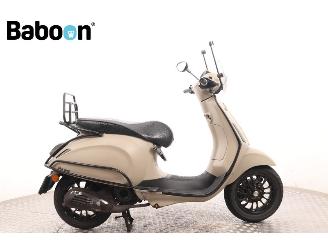 uszkodzony skutery Vespa  Sprint 25KM 2016/8