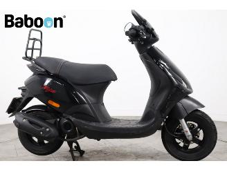 krockskadad bil bromfiets Piaggio  Zip 45KM 2021/5