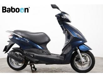 krockskadad bil bromfiets Piaggio  Fly 45KM 2013/4