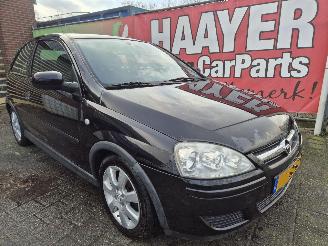 Vaurioauto  passenger cars Opel Corsa 1.2 16v silverline 2006/2