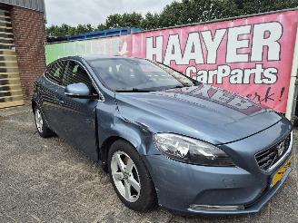Vaurioauto  passenger cars Volvo V-40 1.6 T3 momentum 2013/1