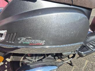 GTS  toscana pure snorscooter picture 3