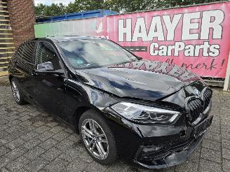 Schadeauto BMW 1-serie 118i Business Edition 2022/4