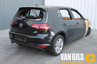 Purkuautot passenger cars Volkswagen Golf  2015/10