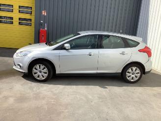 Vaurioauto  passenger cars Ford Focus 1.0 Ti-VCT EcoBoost, benzine 2012/6