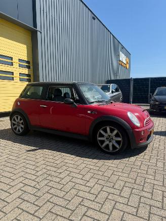 uszkodzony samochody osobowe Mini Mini 1.6 16V Cooper S Benzine 1.598cc (163pk) 2002/10