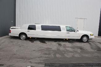 Lincoln Town Car Limousine picture 5