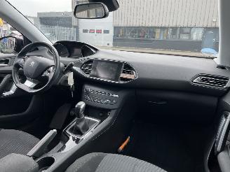 Peugeot 308 SW 1.2 PureTech Blue Lease Executive picture 14