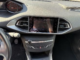 Peugeot 308 SW 1.2 PureTech Blue Lease Allure picture 20
