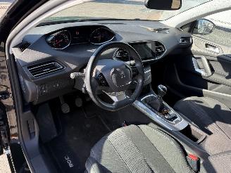 Peugeot 308 SW 1.2 PureTech Blue Lease Allure picture 17