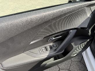 Peugeot 2008 1.2 PureTech 100 Allure picture 11