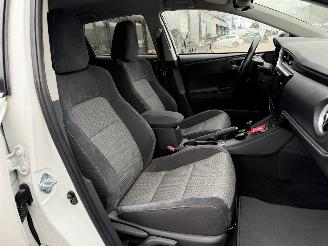 Toyota Auris Touring Sports 1.8 Hybrid Dynamic Go picture 14