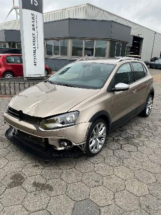 damaged passenger cars Volkswagen Polo 1.2 TSI Cross 2017/1