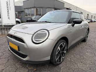 uszkodzony samochody osobowe Mini Cooper E Favoured L 40.7 kWh 2024/1
