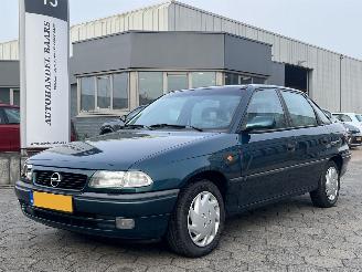 damaged passenger cars Opel Astra 1.6i 8V AIRCO  Edition 1998/3