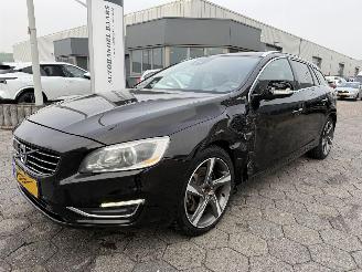 uszkodzony samochody osobowe Volvo V-60 2.4 D6 AWD Plug-In Hybrid Summum 2013/10