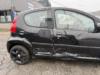 Peugeot 107 1.0-12V XS picture 4