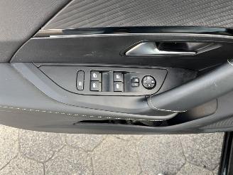 Peugeot 2008 1.2 PureTech GT picture 17