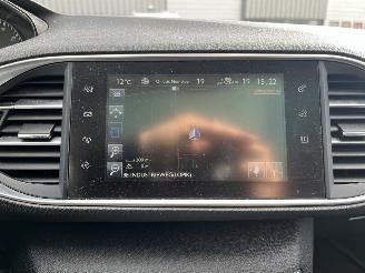 Peugeot 308 SW 1.2 PureTech Blue Lease Executive picture 19