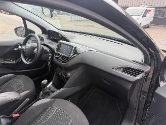 Peugeot 208 1.0 VTi picture 15