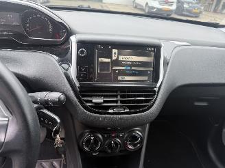 Peugeot 208 1.0 VTi picture 19