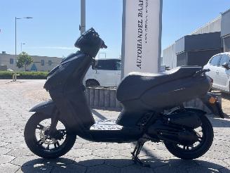 krockskadad bil bromfiets Peugeot  Kisbee 2025/7