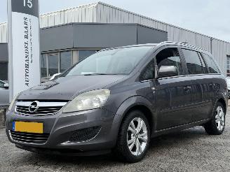 Damaged car Opel Zafira 1.6 Cosmo 7persoons 2010/3
