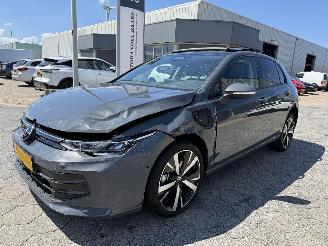 Schadeauto Volkswagen Golf 1.5 AUTOMAAT eHybrid Life Edition 2025/10