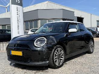 Schadeauto Mini Cooper Cooper E Classic L 40.7 kWh PANO AUTOMAAT 2024/9