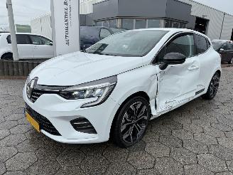 Vaurioauto  passenger cars Renault Clio 1.6 E-Tech Hybrid 145 Techno 2022/10