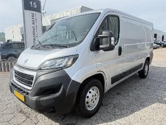 uszkodzony samochody ciężarowe Peugeot Boxer 435 2.2 BlueHDi 140 L2H1 Zwaar Premium 2021/4