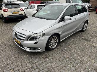 skadebil auto Mercedes B-klasse 180 AMBITION 2013/9